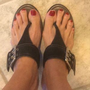 Tommy Hilfiger “Joy” kitten buckle sandals 8 blue